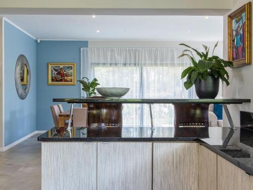 Η κουζίνα ή μικρή κουζίνα στο Eden Rock Luxury Villas, Pennington