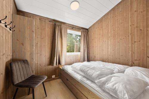 HeimdalにあるBjønntjønn 221のベッドと椅子と窓のある寝室