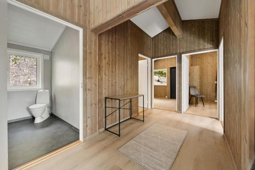 HeimdalにあるBjønntjønn 221のバスルーム(トイレ、テーブル付)