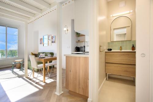 une cuisine et une salle à manger avec une table et un comptoir dans l'établissement Vue imprenable et charme historique à Toulouse, à Toulouse