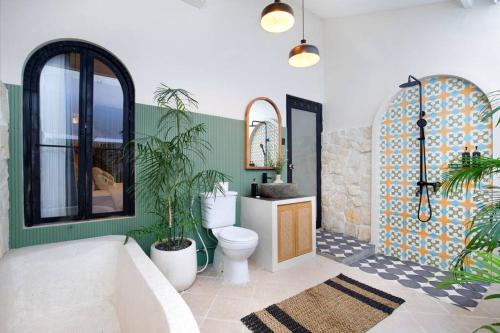 Ένα μπάνιο στο Villa Seminyak 3 Beds with pool, butler & parking M5