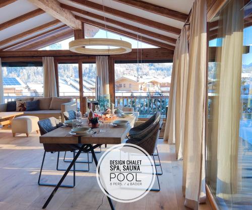Un lugar para sentarse en HIDEAWAY DESIGN CHALET by Belle Stay