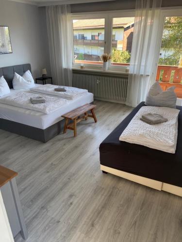 een slaapkamer met twee bedden en een tafel erin bij 4-Bett-Appartement am Golfplatz in Grassau