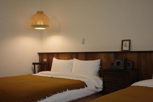 A bed or beds in a room at 仨食居室