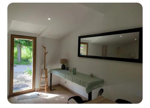 Cette chambre comprend un miroir, une table et un tabouret. dans l'établissement Bienvenue à la ferme, à Castanet-Tolosan