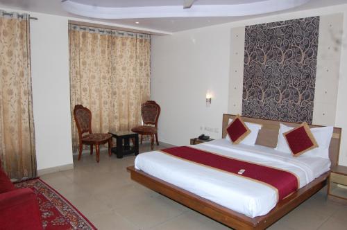Llit o llits en una habitació de Hotel satyam inn