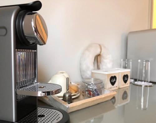 un bancone della cucina con una macchinetta del caffè su una mensola di 'Southfield': Stylish & Quiet in Bruges a Bruges