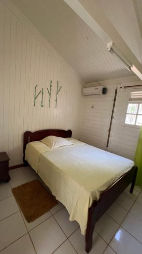 DucosにあるLa petite maisonnetteの部屋の中に大きなベッドがある寝室