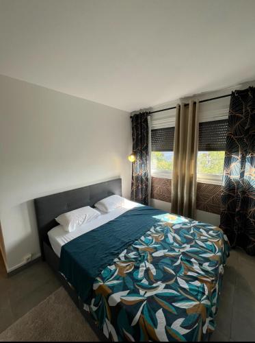 une chambre avec un lit et une fenêtre avec des rideaux dans l'établissement Apparemment près de CDG Paris & Disneyland, à Tremblay-en-France