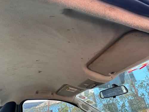 ein Blick aus dem Inneren eines Autos mit Blick auf die Decke in der Unterkunft Arusha Kwetu Villa in Sokon