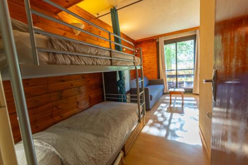 - une chambre avec 2 lits superposés dans une maison dans l'établissement Charmant studio Vars - un cocon de bien-être, à Vars