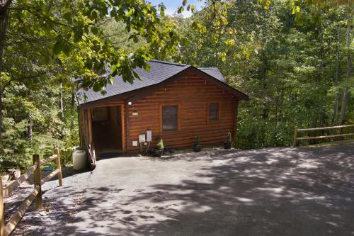 Briar Brook - Private Smoky Mountain Luxury Log Home with 2 Fireplaces, Hot Tub & Community Pool photo 40