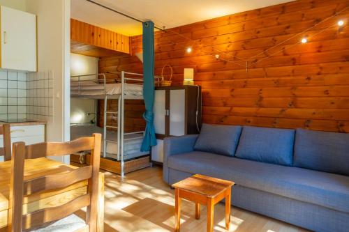 - un salon avec un canapé et des lits superposés dans l'établissement Charmant studio Vars - un cocon de bien-être, à Vars
