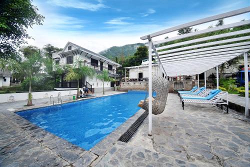 Swimmingpoolen hos eller tæt på Trishuli Villa