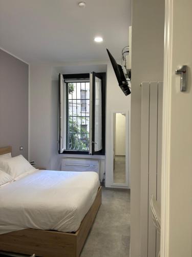 una camera con letto, finestra e specchio di Pinturicchio 21 a Milano