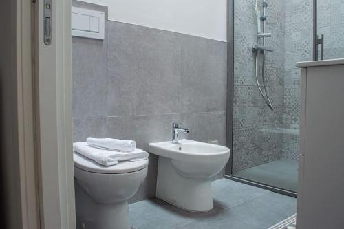 a bathroom with a toilet and a sink and a shower at Casa Martinèt- Prestogioso 2 suite 2 bagni privati con terrazza 35m in Bra