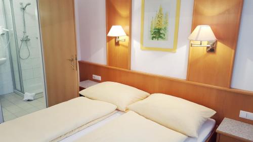 Postel nebo postele na pokoji v ubytování Gasthof Hotel Zur goldenen Krone