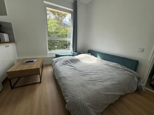 Postel nebo postele na pokoji v ubytování Charmant studio palais des congrès Porte Maillot