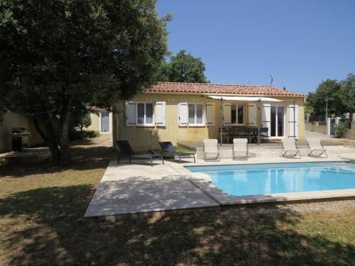 une maison avec une piscine, des chaises et une maison dans l'établissement Maison avec piscine dans le haut var, à Régusse