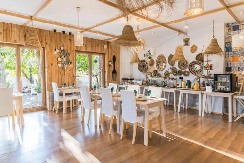 a dining room with a table and chairs at Casa Relogio de Sol in Lamego