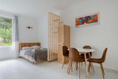 une chambre avec un lit, une table et des chaises dans l'établissement Modern apartment next Arc de Triomphe, à Paris