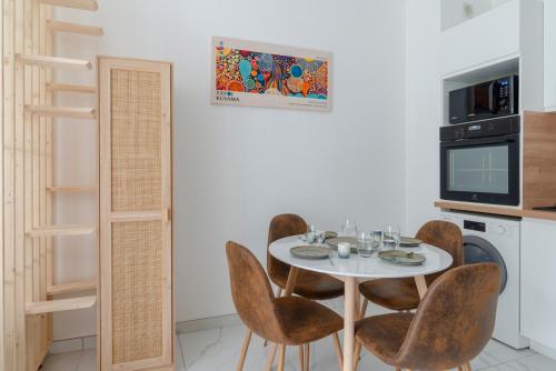 Modern apartment next Arc de Triomphe