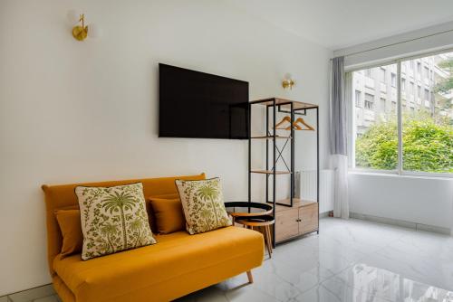 Modern apartment next Arc de Triomphe