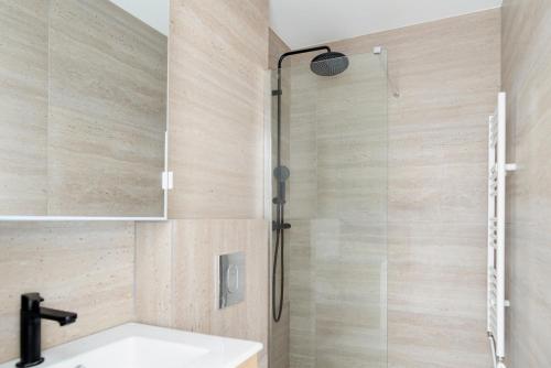 une salle de bain avec douche et lavabo dans l'établissement Modern apartment next Arc de Triomphe, à Paris