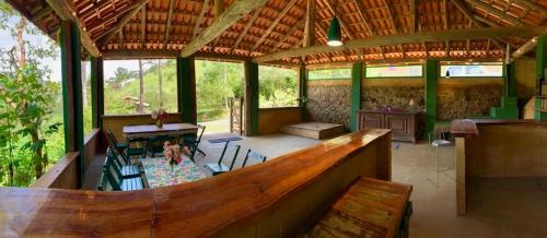 Una casa grande con techo de madera con sala de estar. en Fazenda Rio Do Peixe eventos e confraternizações, en São Francisco Xavier