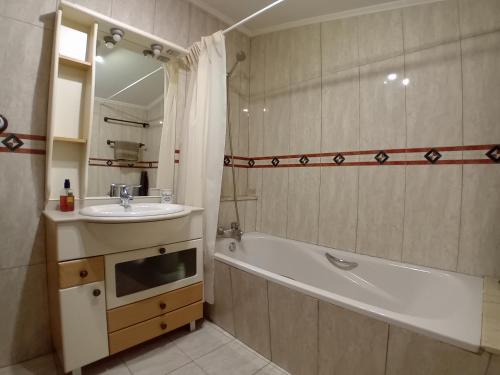 a bathroom with a sink and a bath tub and a sink at Stone Cottage La COMPOSTELANA in Curtis