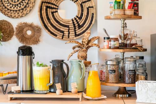 uno scaffale con molte bottiglie di succhi e bevande di Casa Relogio de Sol a Lamego