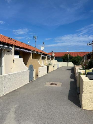 une rue vide devant un immeuble dans l'établissement appartement village naturiste, à Leucate-Plage