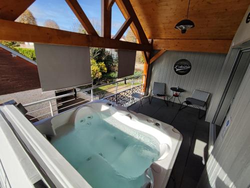 Fotografia z galérie ubytovania L'ACIÉRIE Logis de luxe avec Jacuzzi v destinácii Champagnole