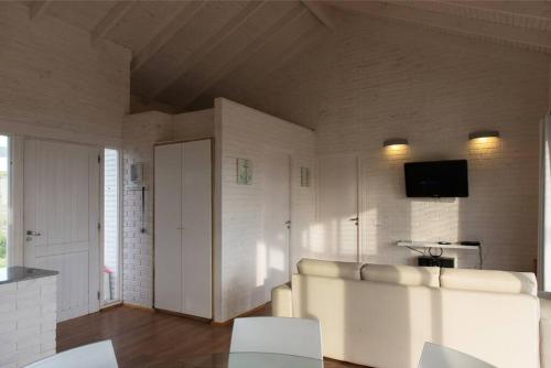 a living room with a couch and a tv at Dique Los Molinos Exclusiva casa vista al lago in Cordoba