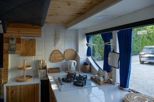 a kitchen with a stove in a caravan at VamosBus in Sacca