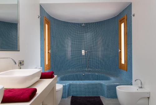 un baño con bañera y lavabo en Ses Viñas De Cas Baixero, en La Mola