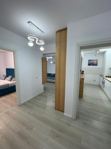 een woonkamer met witte muren en houten vloeren bij App Town North Pipera 23 in Voluntari