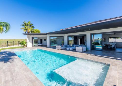 ein Swimmingpool vor einem Haus in der Unterkunft La Californienne - Villa contemporaine design in Sauvian