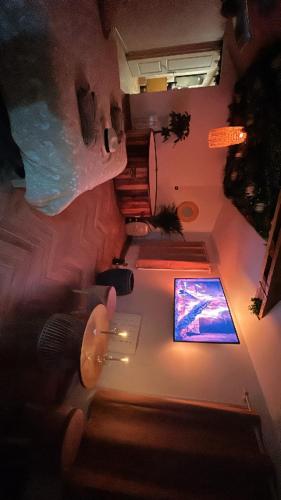 - une vue de tête sur une chambre dotée d'un ordinateur portable dans l'établissement jacuzzi exotique cinéma, à Sainte-Geneviève-des-Bois