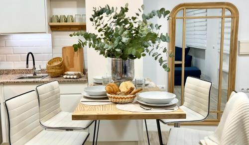 a kitchen with a table with a vase of flowers at Estudio Céntrico con Entrada Privada - Self Check-in HAZA ROYAL in Granada