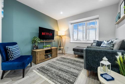a living room with a couch and a tv at Stunning, Spacious & Cosy 2-Bedroom Southsea Apartment, with Great Panoramic Views, Free Parking Permit, Sleeps 4 SPRING SPECIAL OFFER - by Blue Puffin Stays in Portsmouth