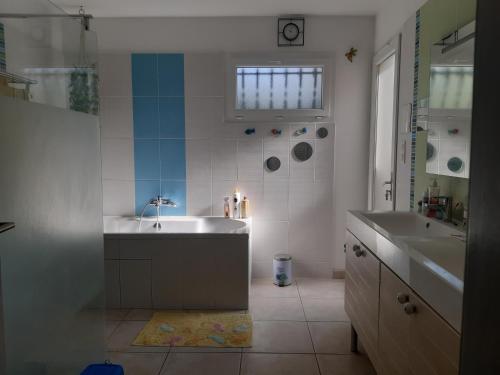 Salle de bains dans l'établissement la villa de la fontaine