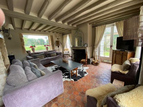 un salon avec un canapé et une table dans l'établissement La Beauvillière by Carlon Luxury Rentals, à Buthiers