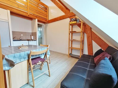 un salon avec un canapé bleu et une table dans l'établissement Le Therminus, T2Bis mezzanine, 4personnes, cœur de Luchon, à Luchon