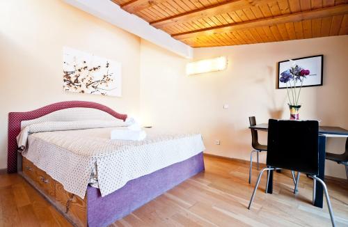 1 dormitorio con 1 cama, mesa y sillas en Puerta del Sol VI, en Madrid