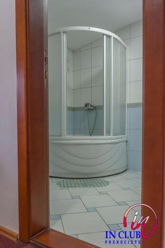 a bathroom with a shower with a glass door at Apartment and Rooms In Club in Inđija