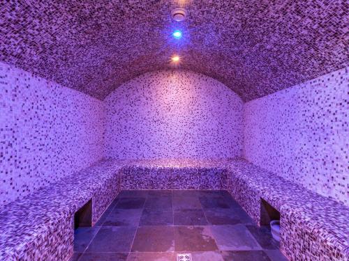 Cette chambre violette dispose d'un sol en pierre et d'un plafond violet. dans l'établissement Apt de Standing avec Piscine et Spa, Pied de Pistes, Saint-Martin-de-Belleville - FR-1-461-4, à Saint-Martin-de-Belleville