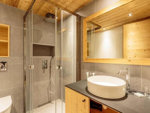 Ένα μπάνιο στο Chalet rénové avec spa, piscine et parking, pied des pistes - FR-1-461-11