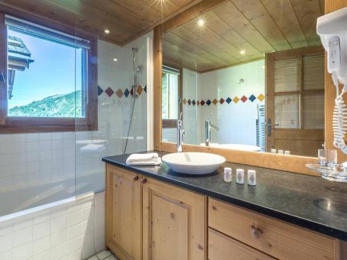 Ένα μπάνιο στο Appartement cosy avec piscines et spa, pied de pistes, 8 pers, cheminée, parking, animaux admis - FR-1-461-19