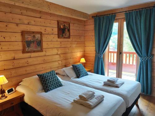 Ένα ή περισσότερα κρεβάτια σε δωμάτιο στο Chalet 3 chambres avec spa et piscine, pied des pistes - FR-1-461-25